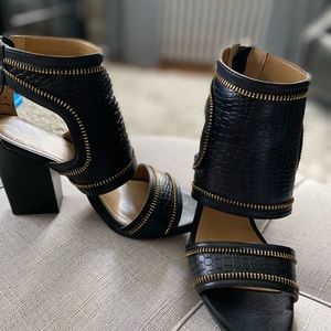 Fairly new Signature Report Size 6 Leather Sandals